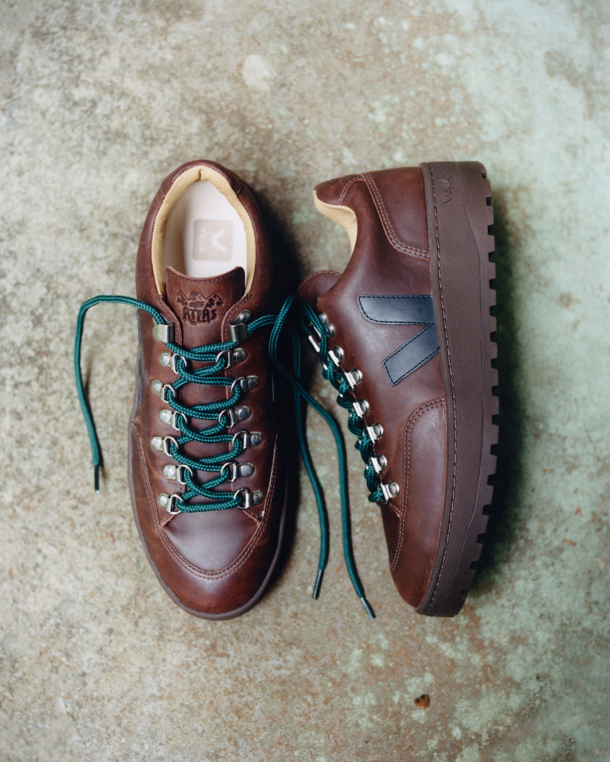 Veja Atlas Leather Agate Black