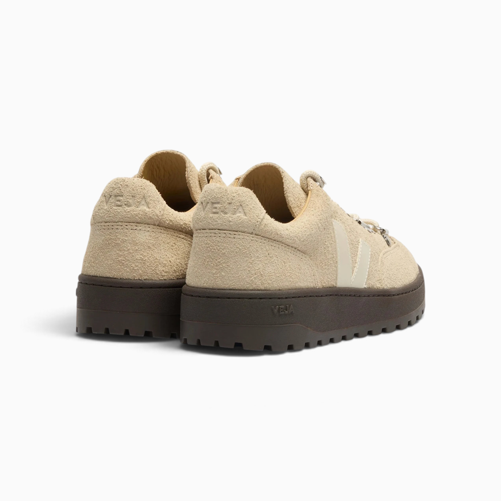 Baskets basses Champ Libre Veja en daim beige avec semelle crantée marron vue de dos
