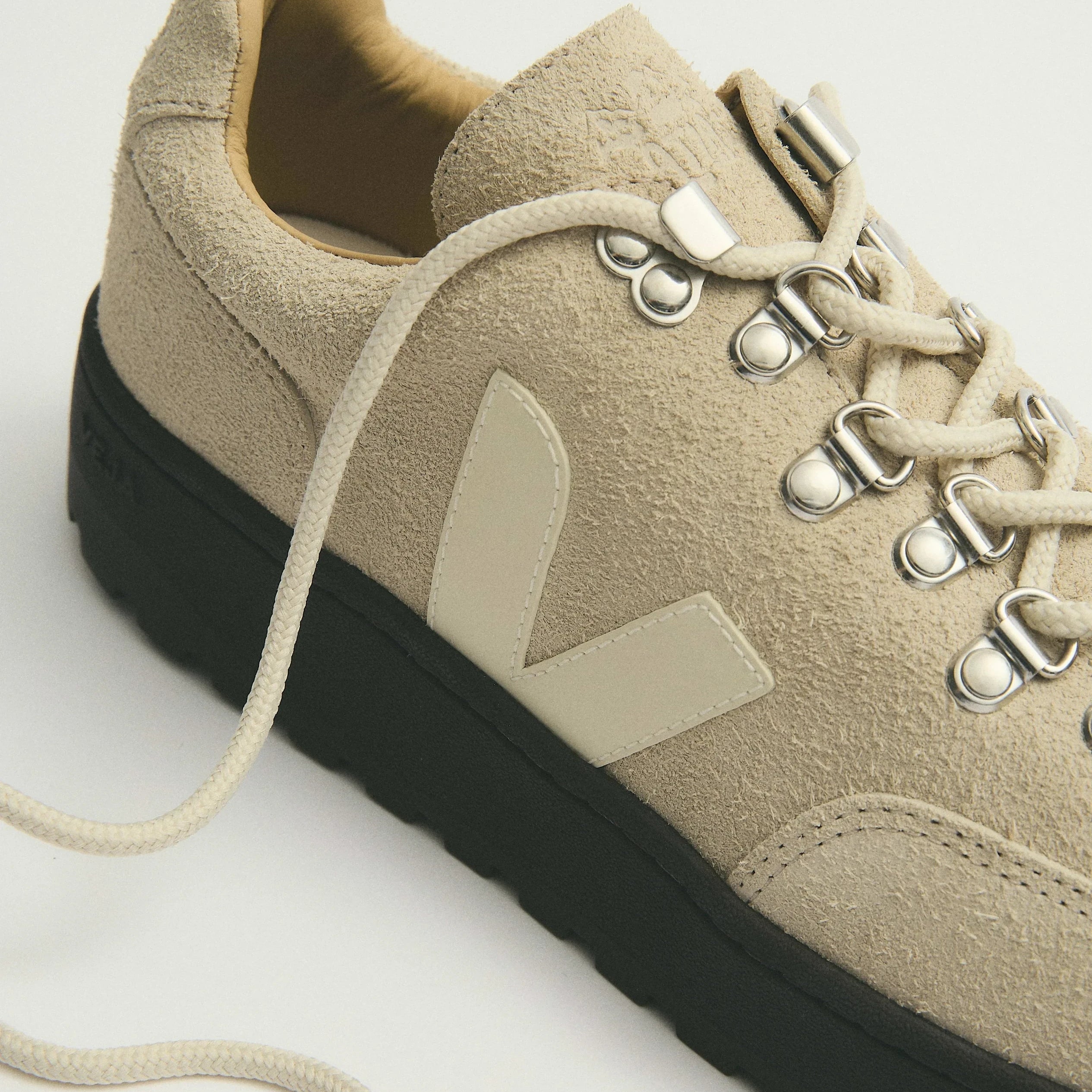 Baskets basses Champ Libre Veja en daim beige avec œillets métalliques de randonnée et semelle crantée noire