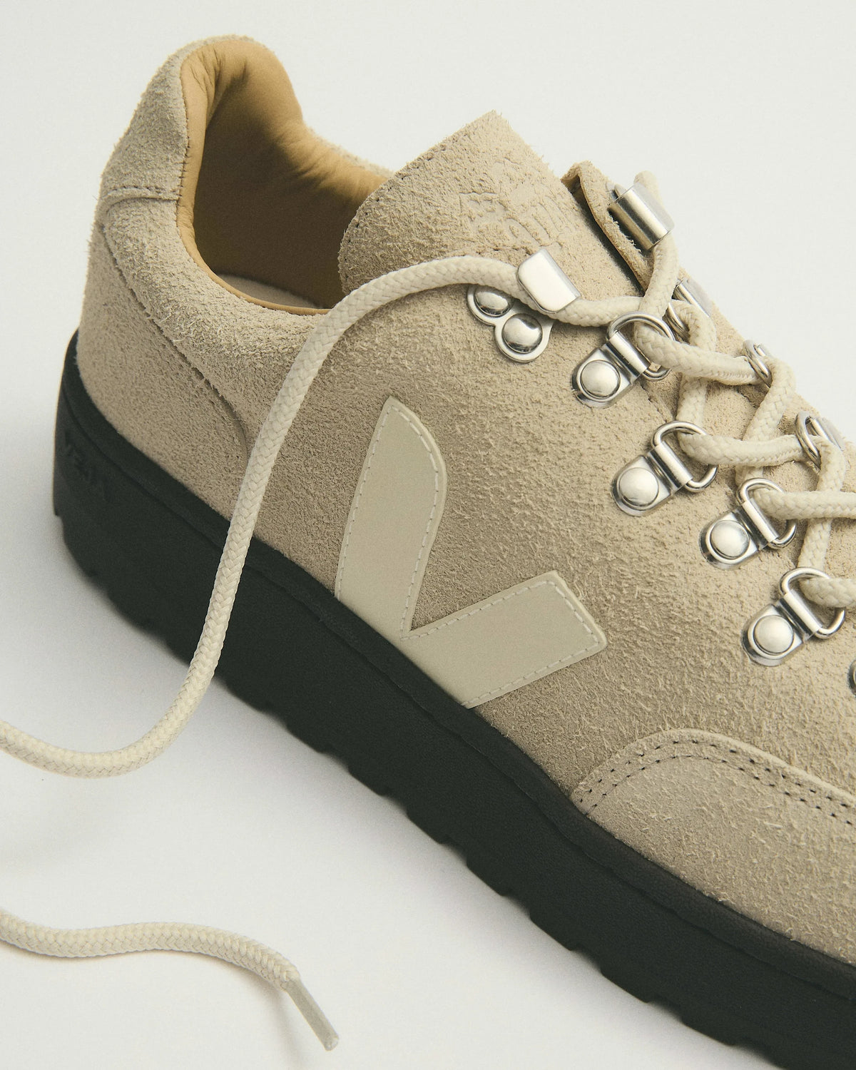 Baskets basses Champ Libre Veja en daim beige avec œillets métalliques de randonnée et semelle crantée noire