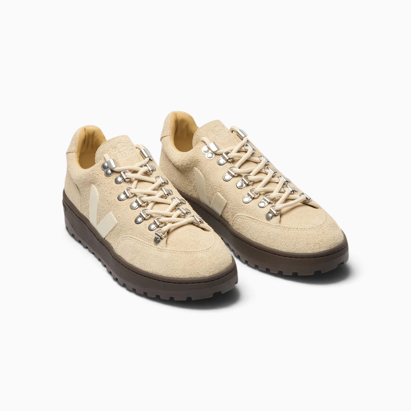 Baskets basses Champ Libre Veja en daim beige avec œillets métalliques et semelle crantée marron