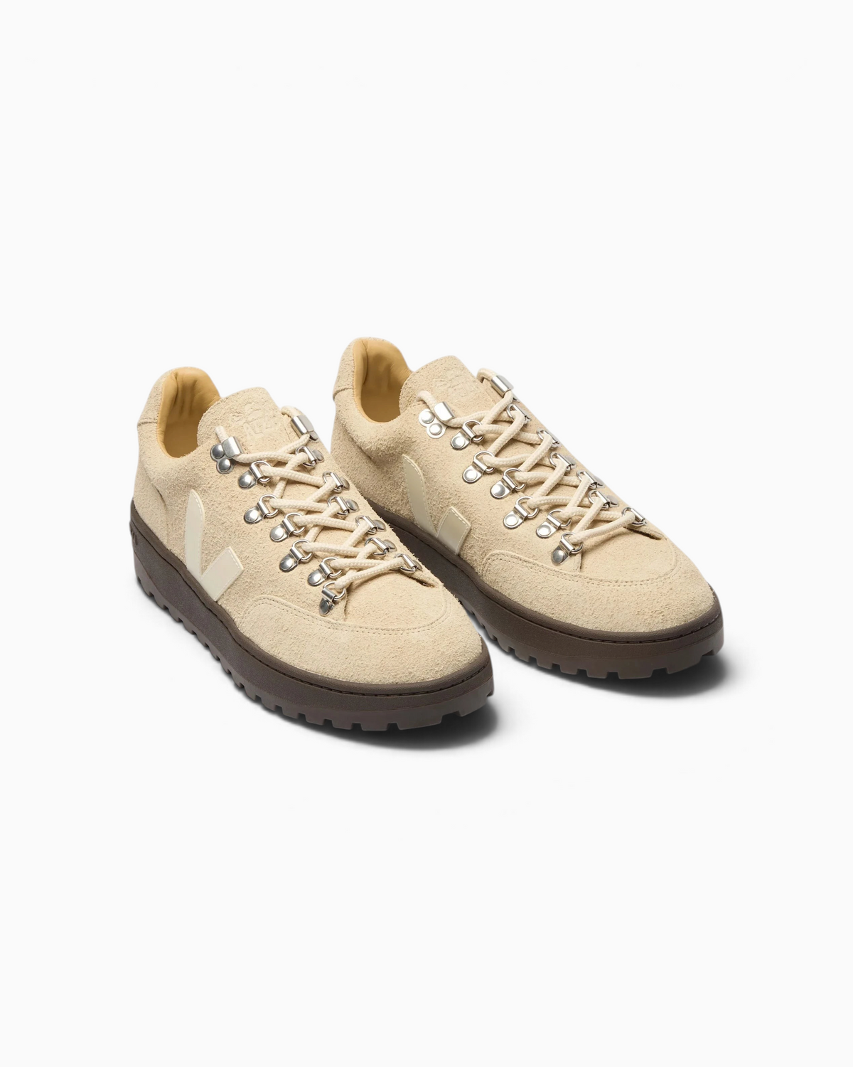 Baskets basses Champ Libre Veja en daim beige avec œillets métalliques et semelle crantée marron