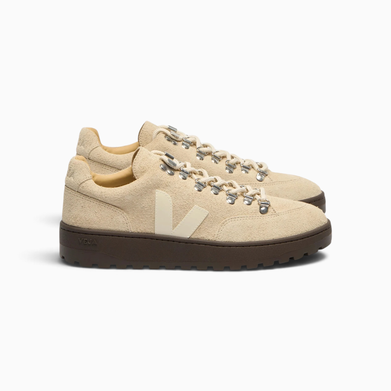 Baskets basses Champ Libre Veja en daim beige avec œillets métalliques de randonnée et semelle crantée marron