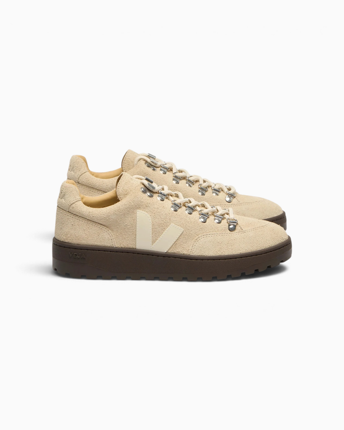 Baskets basses Champ Libre Veja en daim beige avec œillets métalliques de randonnée et semelle crantée marron