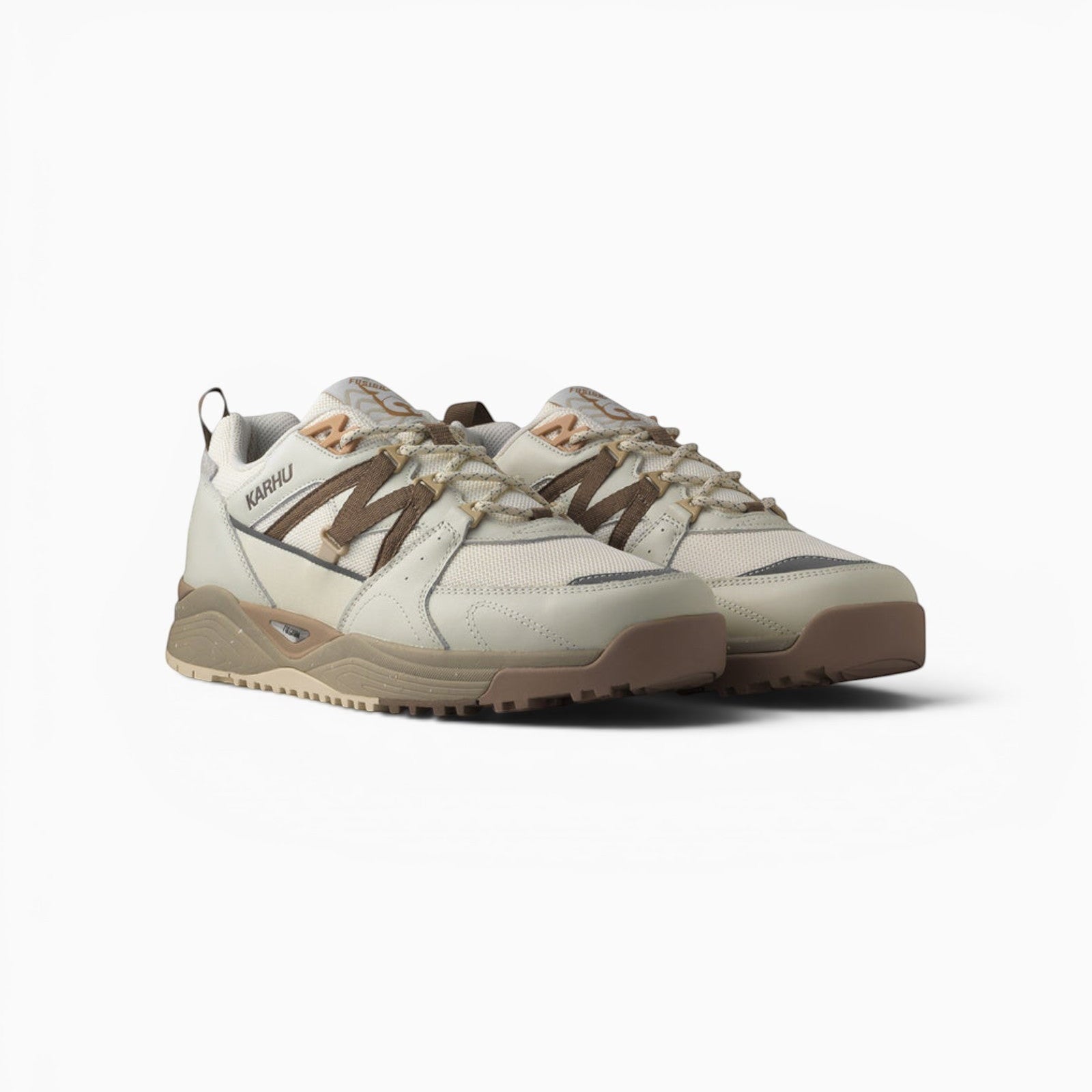 Baskets Karhu Fusion XC Champ Libre blanc cassé et marron en cuir et mesh avec semelle crantée pour le trail.