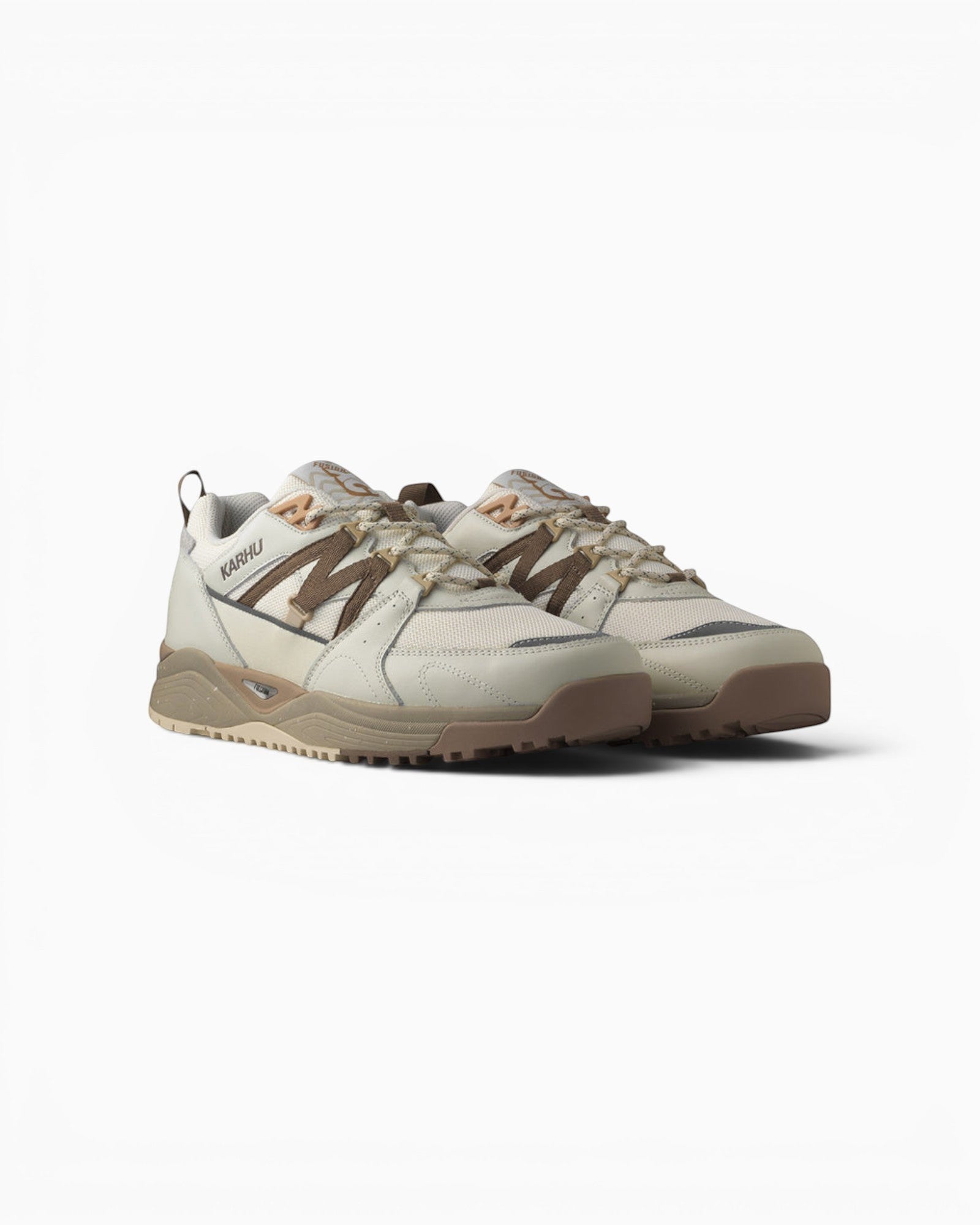 Baskets Karhu Fusion XC Champ Libre blanc cassé et marron en cuir et mesh avec semelle crantée pour le trail.