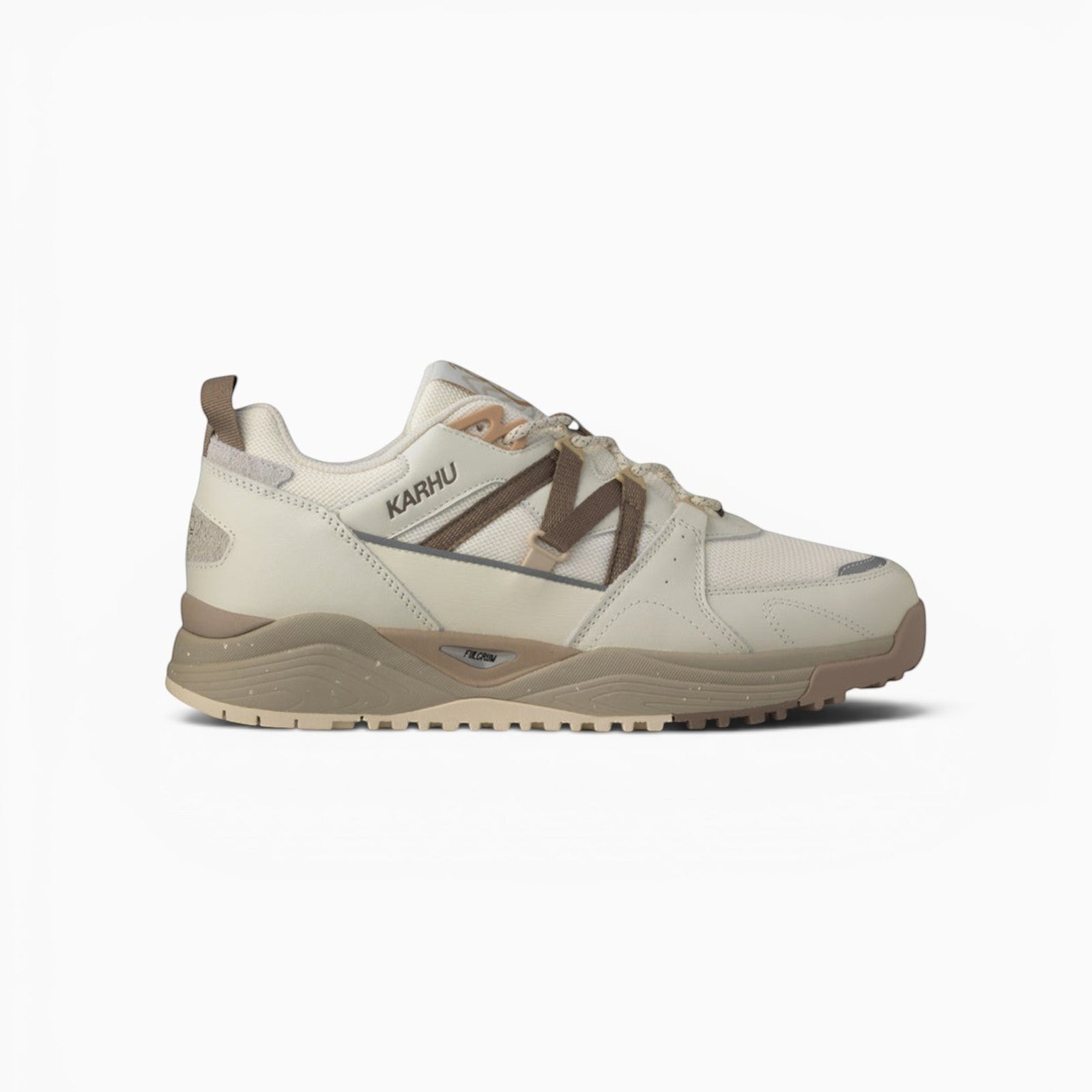 Basket Karhu Fusion XC Champ Libre blanche et marron en cuir et mesh avec semelle crantée pour le trail.