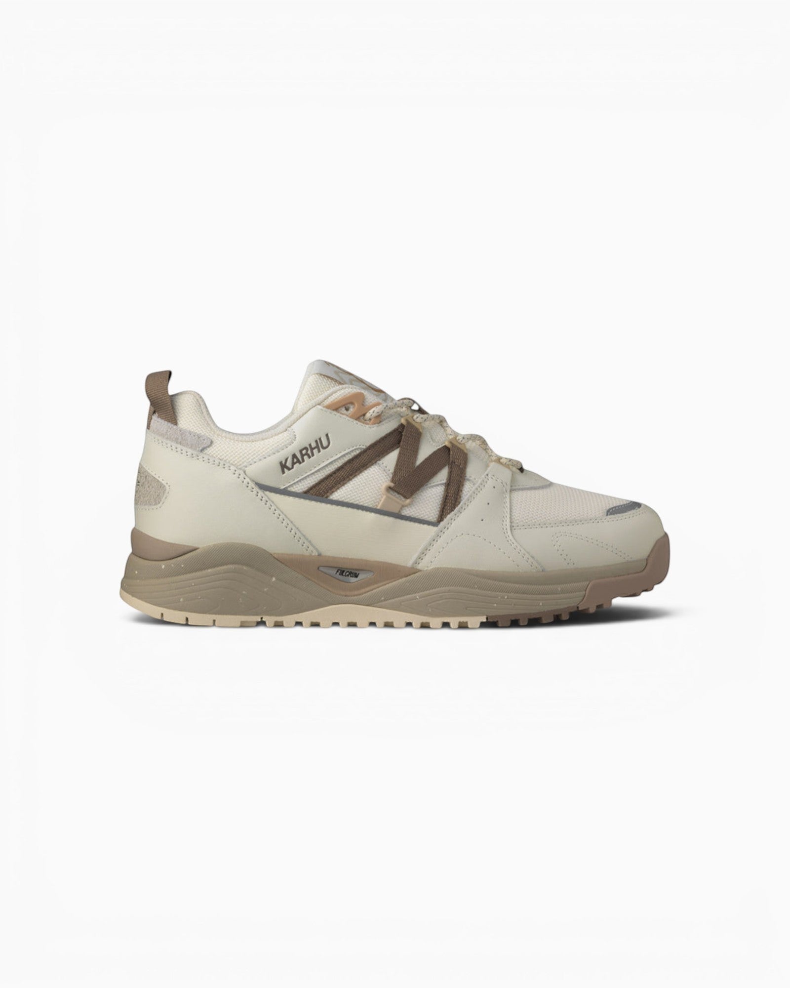 Basket Karhu Fusion XC Champ Libre blanche et marron en cuir et mesh avec semelle crantée pour le trail.