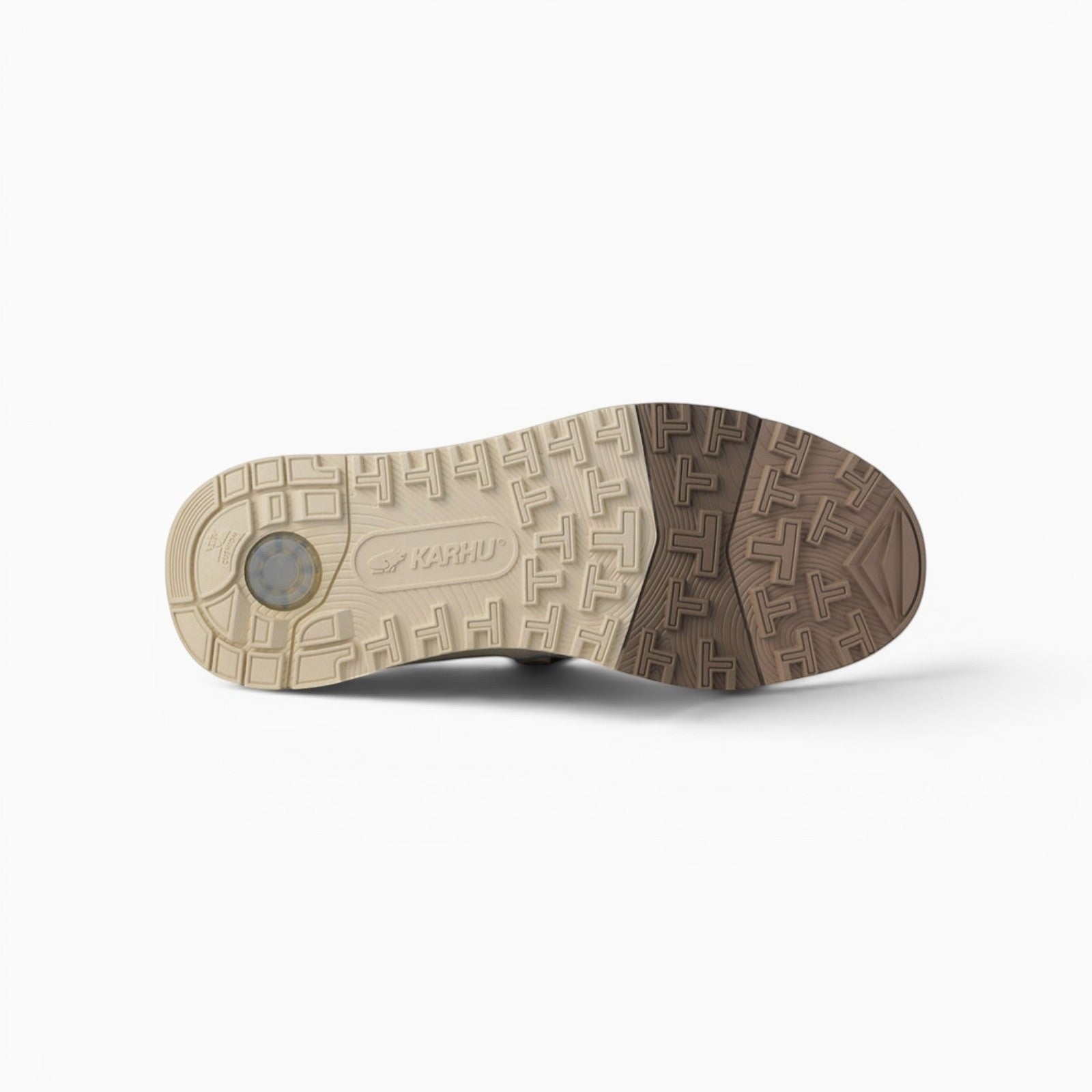 Semelle extérieure crantée en caoutchouc bicolore beige et marron de la basket Karhu Fusion XC chez Champ Libre