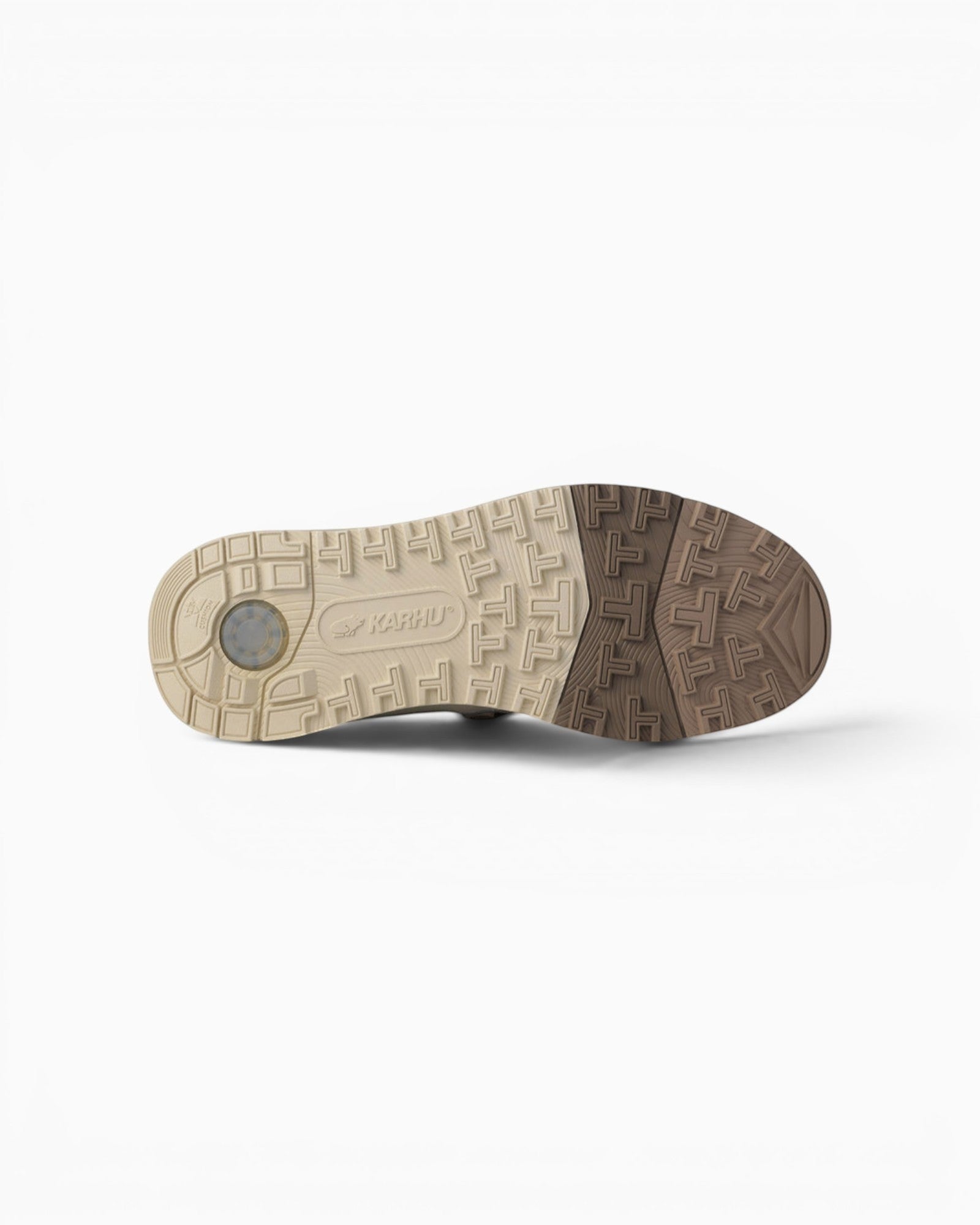 Semelle extérieure crantée en caoutchouc bicolore beige et marron de la basket Karhu Fusion XC chez Champ Libre