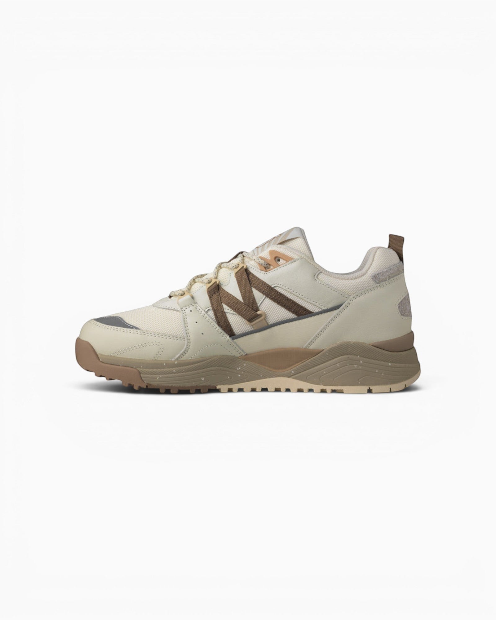 Sneaker Champ Libre Karhu Fusion XC blanc cassé et marron en cuir et mesh avec semelle crantée pour le trail