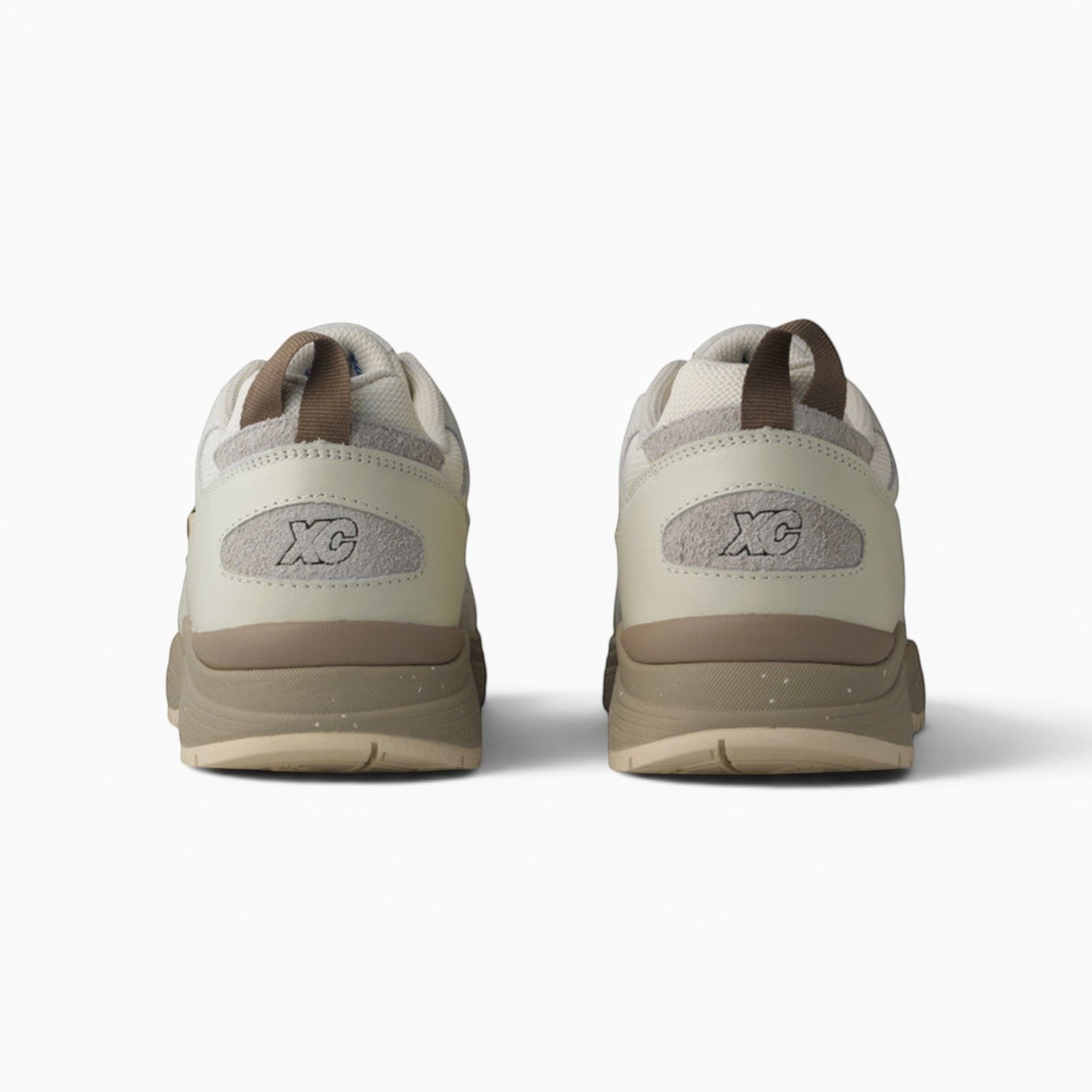 Vue arrière des baskets Karhu Fusion XC blanc cassé et marron par Champ Libre avec logo XC et semelle mouchetée