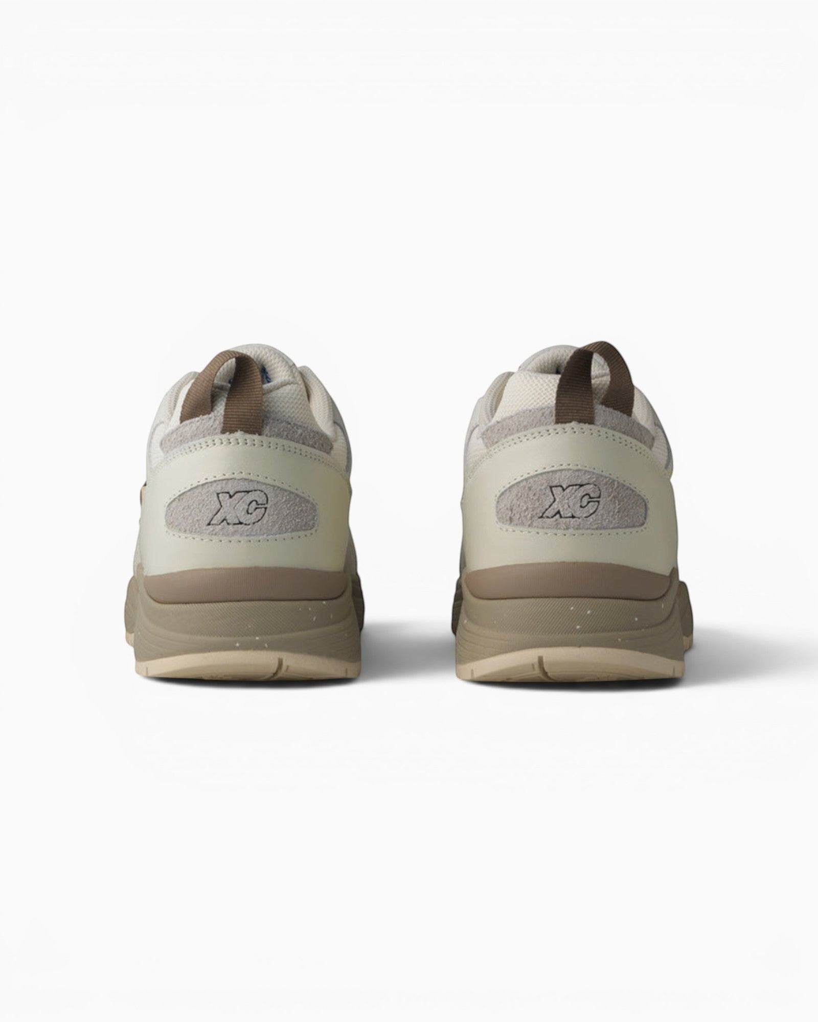Vue arrière des baskets Karhu Fusion XC blanc cassé et marron par Champ Libre avec logo XC et semelle mouchetée