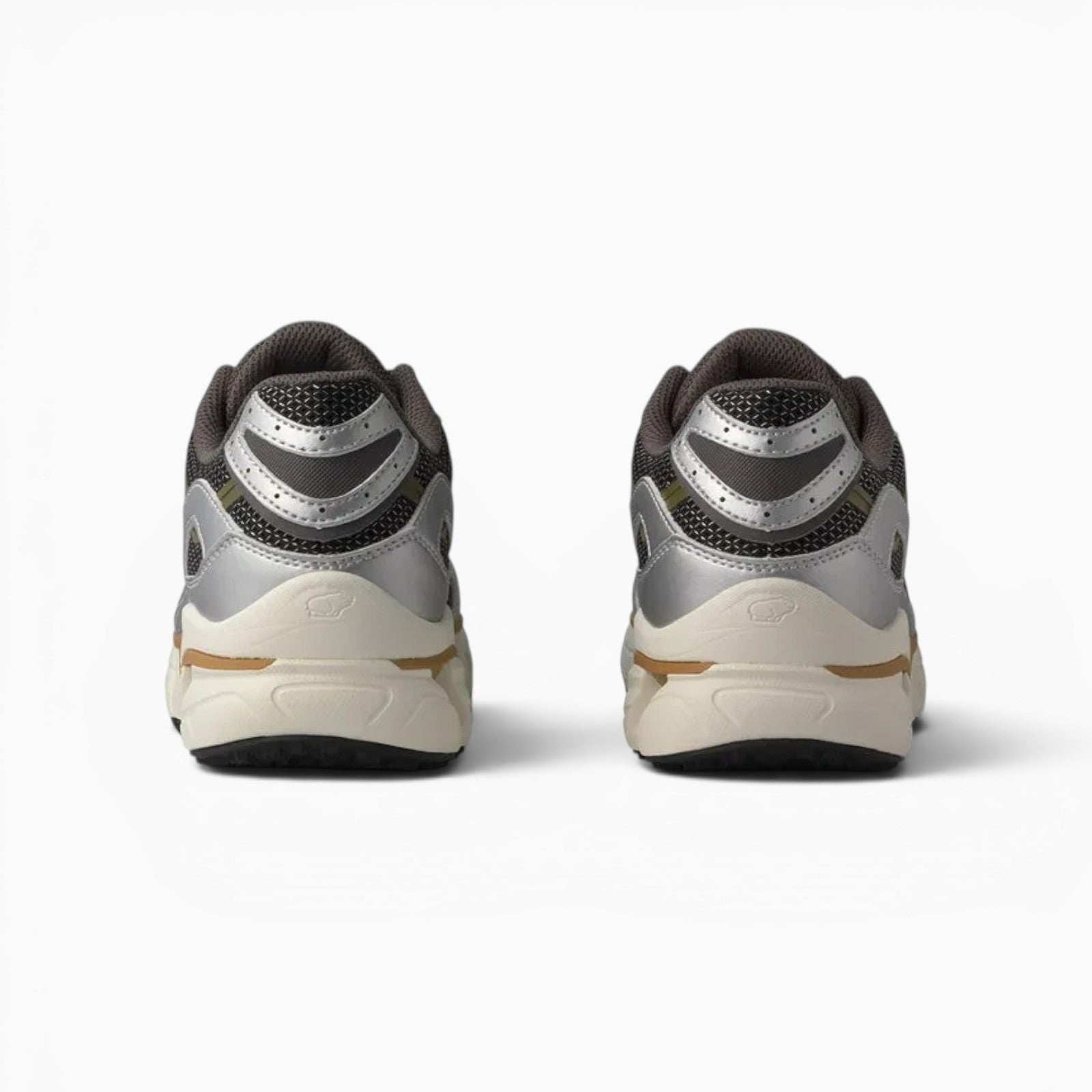 Vue arrière des baskets unisexe Champ Libre Karhu Super Fulcrum en mesh gris argenté avec détails réfléchissants