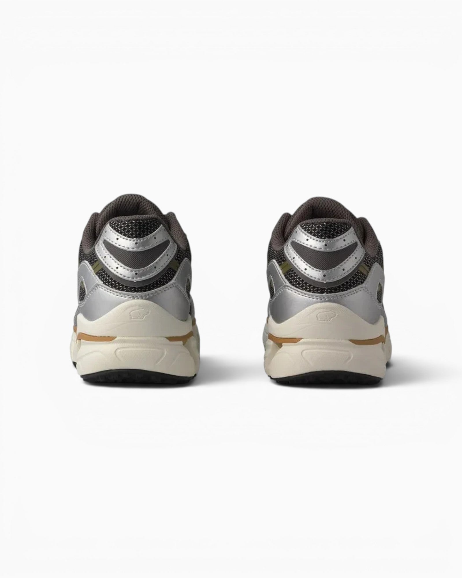 Vue arrière des baskets unisexe Champ Libre Karhu Super Fulcrum en mesh gris argenté avec détails réfléchissants