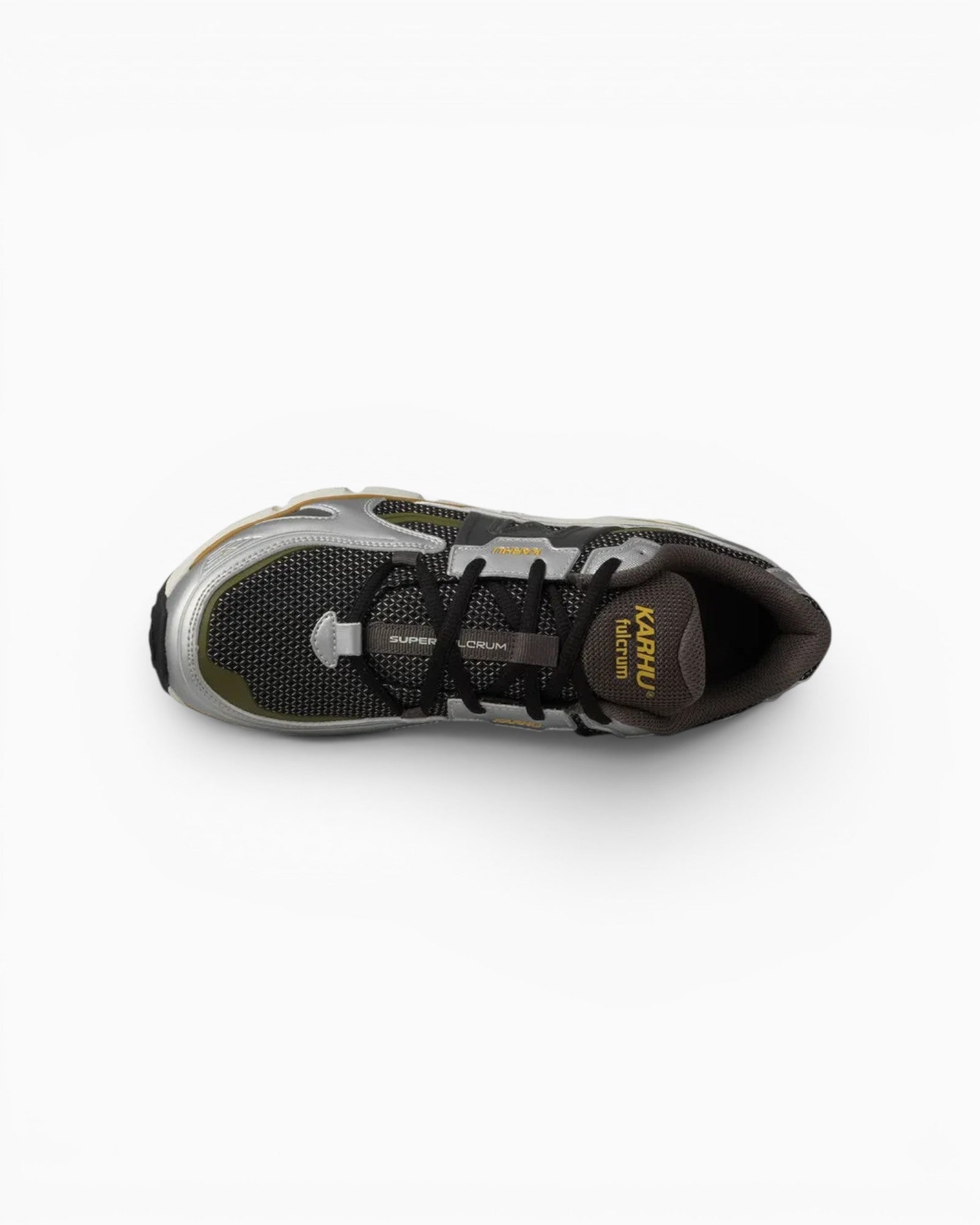 Vue de dessus de la basket unisexe Champ Libre Karhu Super Fulcrum en mesh gris argenté et détails techniques.