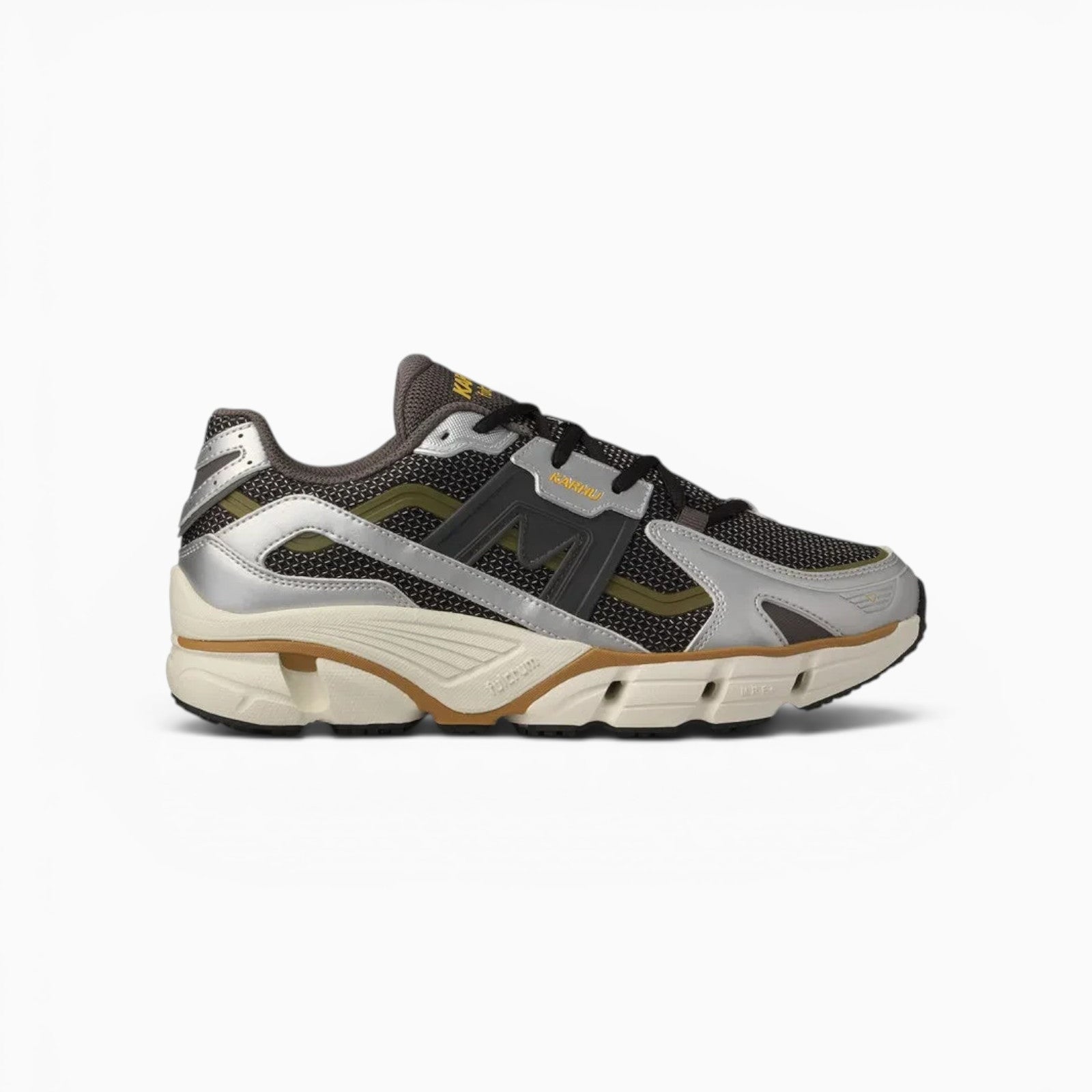 Baskets Karhu Super Fulcrum Champ Libre en mesh gris argenté et détails techniques pour un style running moderne