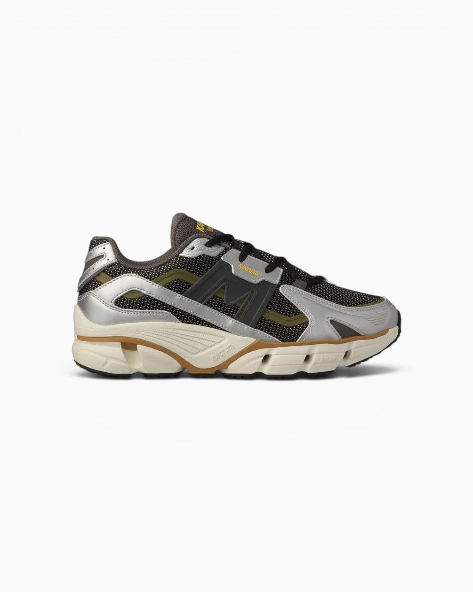 Baskets Karhu Super Fulcrum Champ Libre en mesh gris argenté et détails techniques pour un style running moderne