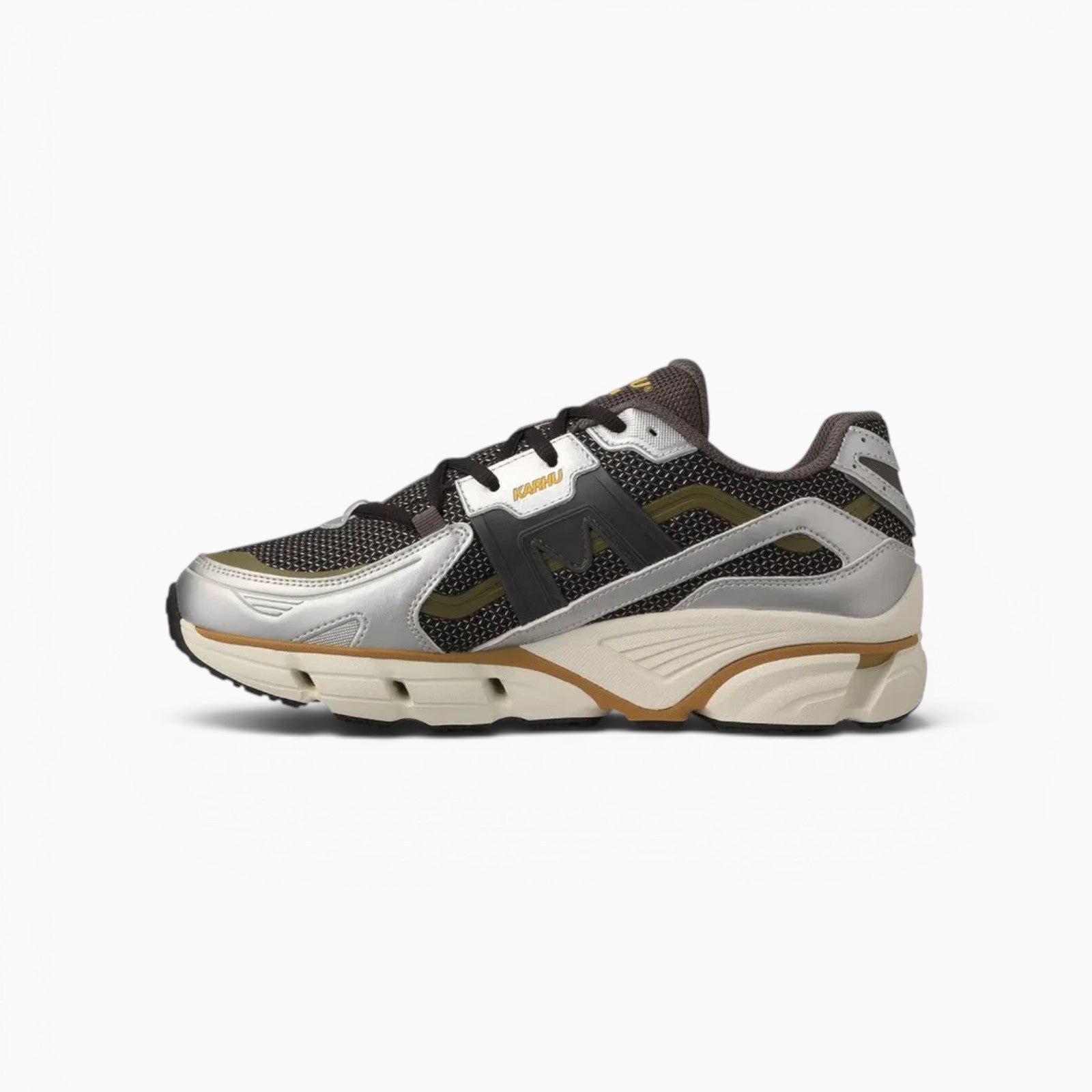 Basket unisexe Champ Libre Karhu Super Fulcrum en mesh gris argenté et détails techniques pour un confort optimal.