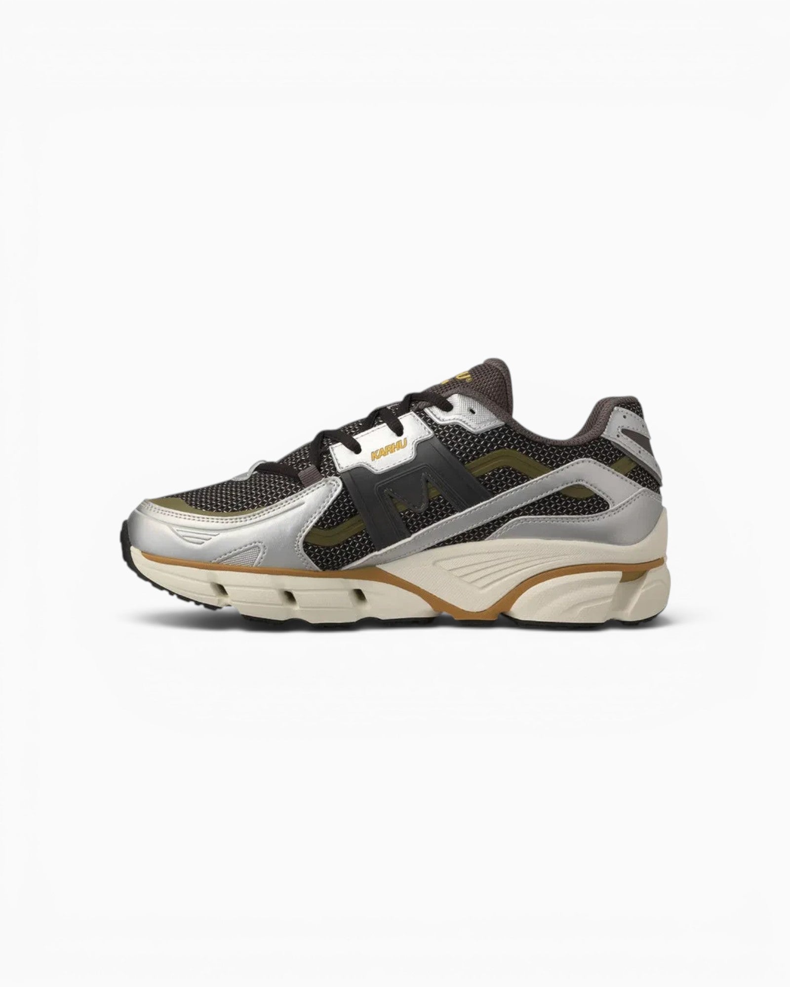 Basket unisexe Champ Libre Karhu Super Fulcrum en mesh gris argenté et détails techniques pour un confort optimal.