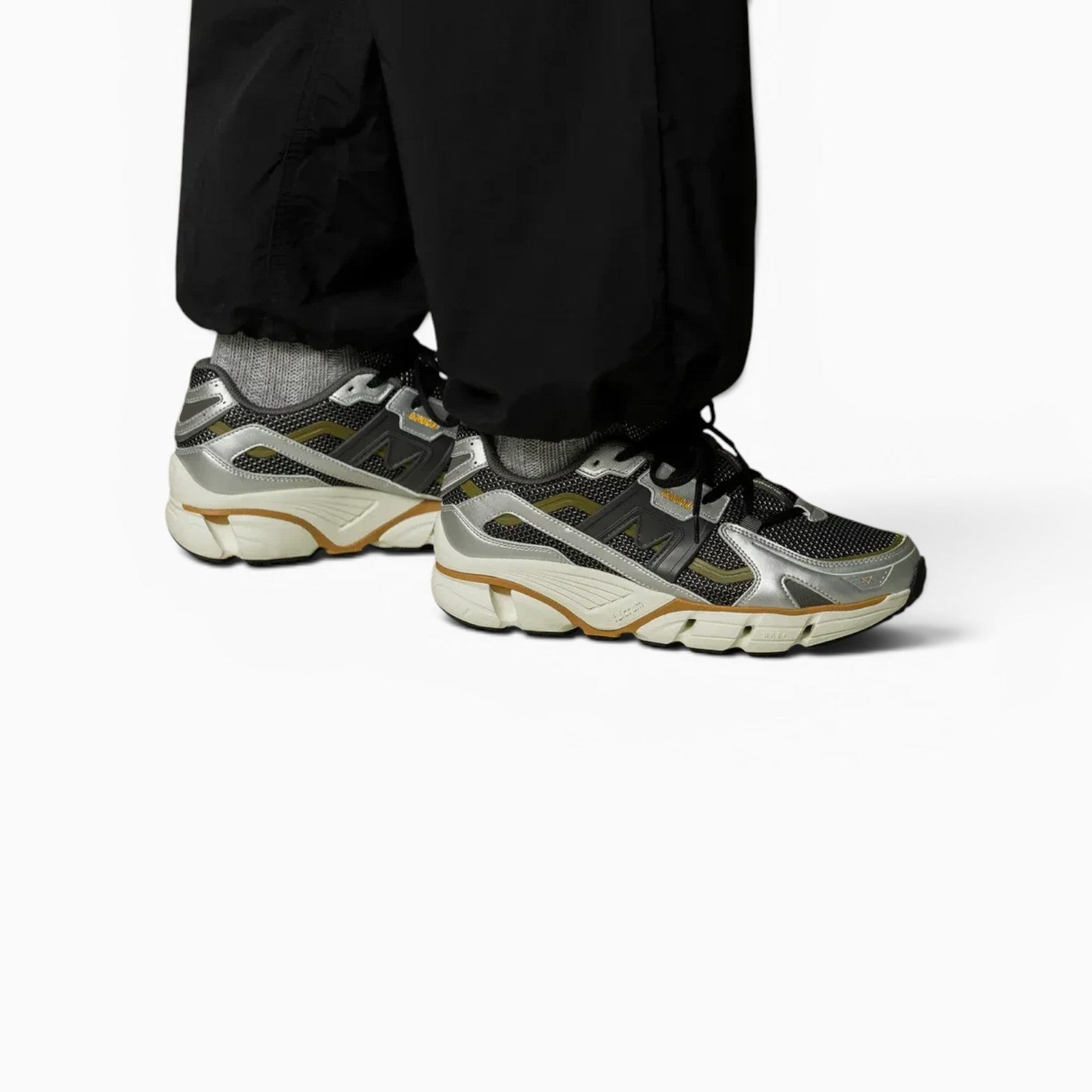 Baskets Karhu Super Fulcrum Champ Libre en mesh argenté et gris foncé avec détails réfléchissants et semelle amortissante
