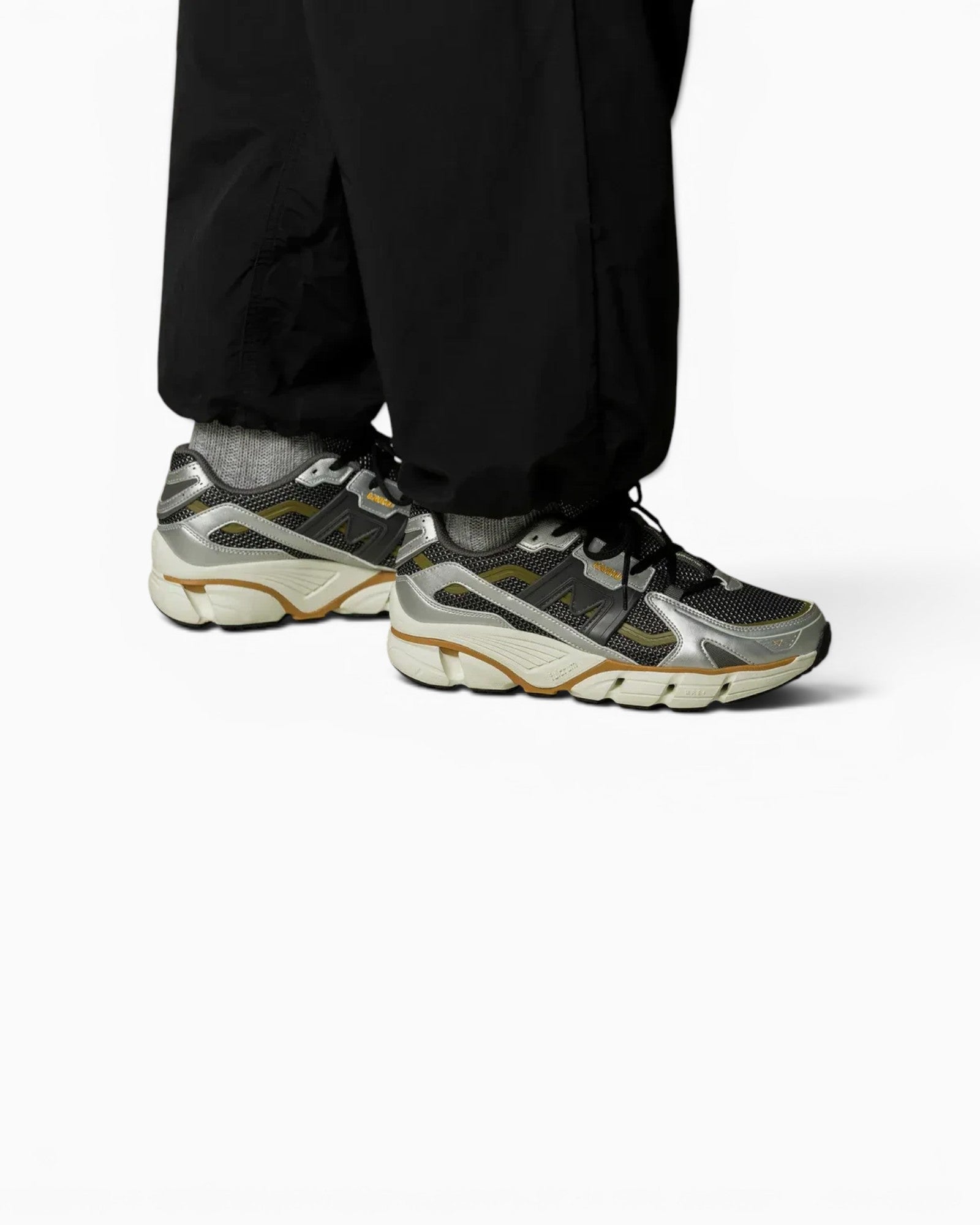 Baskets Karhu Super Fulcrum Champ Libre en mesh argenté et gris foncé avec détails réfléchissants et semelle amortissante
