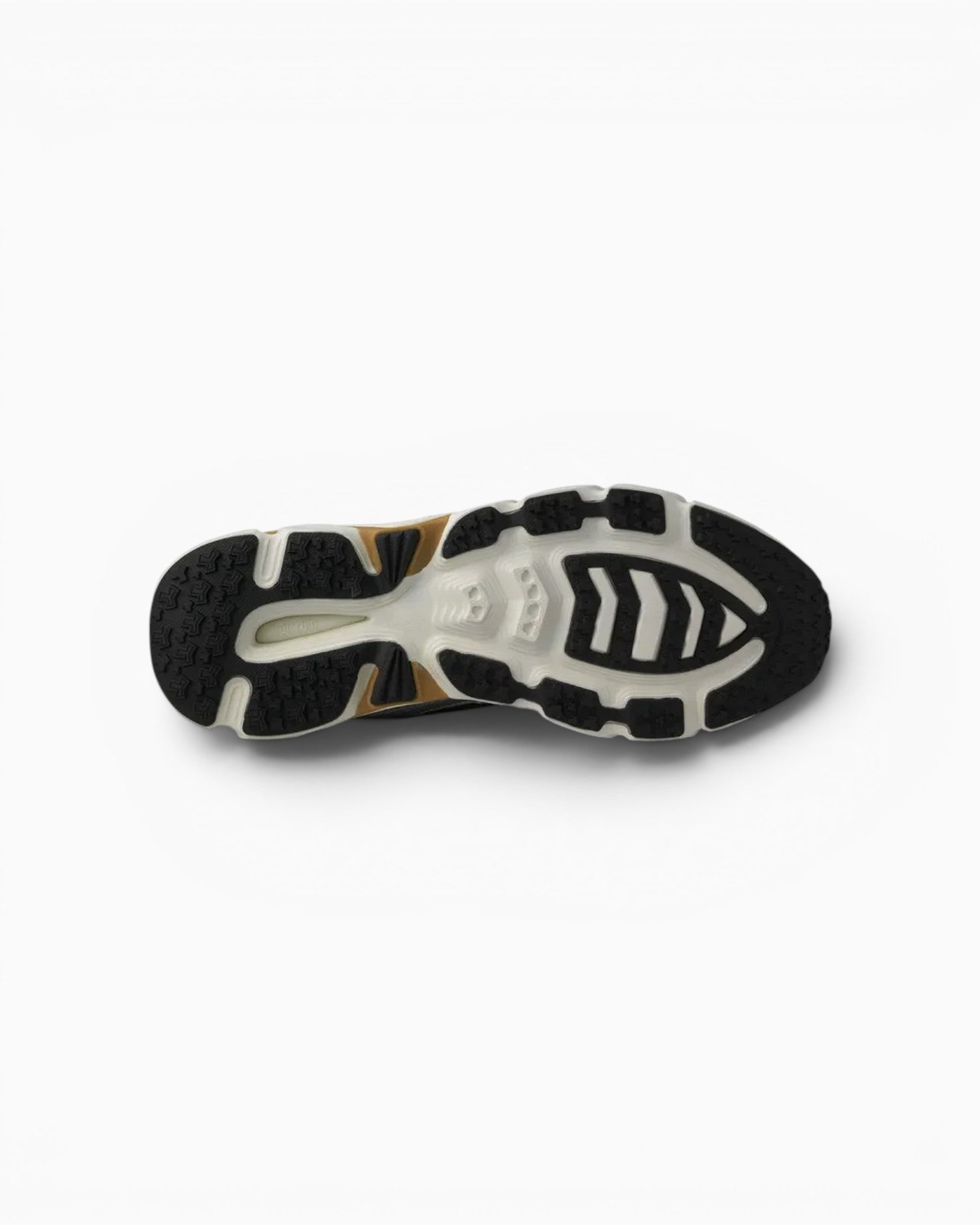 Semelle extérieure noire et crème de la basket Karhu Super Fulcrum chez Champ Libre avec motif en T pour l'adhérence