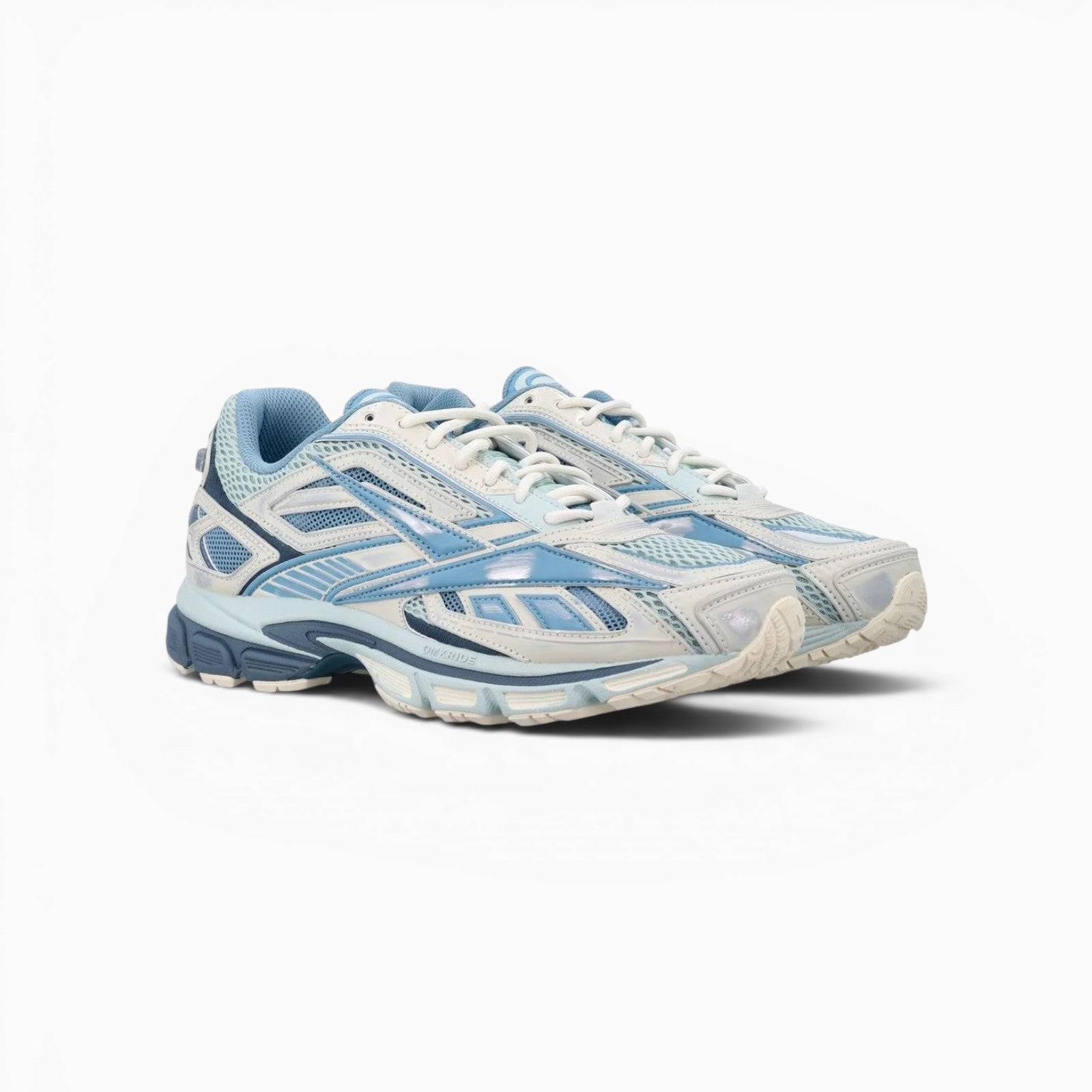 Baskets Reebok Premier Road Ultra 950p bleu et blanc avec tige en mesh et design rétro-futuriste chez Champ Libre