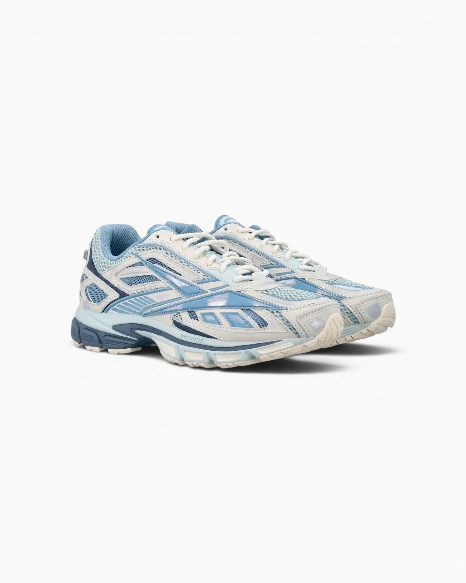 Baskets Reebok Premier Road Ultra 950p bleu et blanc avec tige en mesh et design rétro-futuriste chez Champ Libre