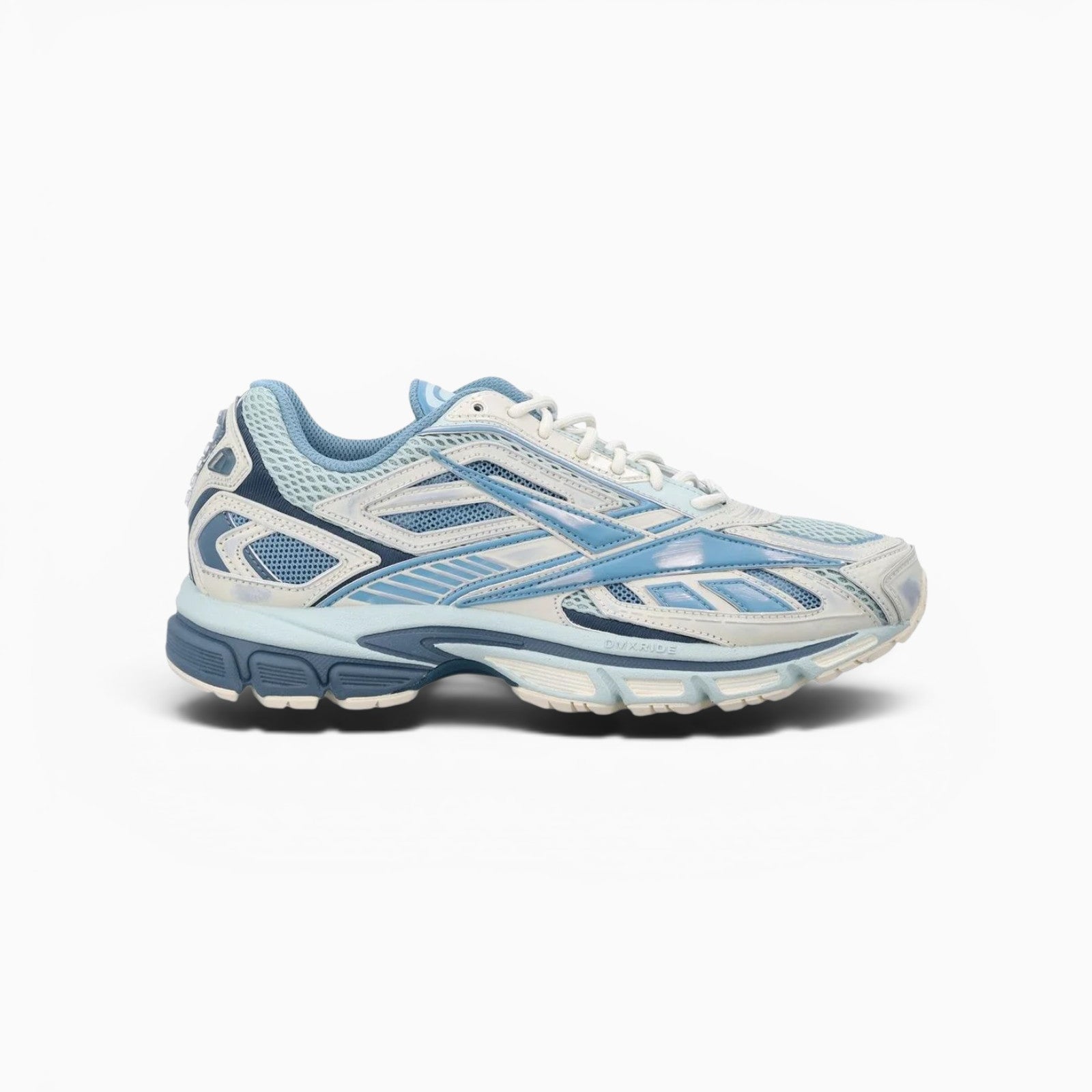Basket Reebok Premier Road Ultra 950p bleue et blanche en mesh et synthétique au design rétro-futuriste chez Champ Libre