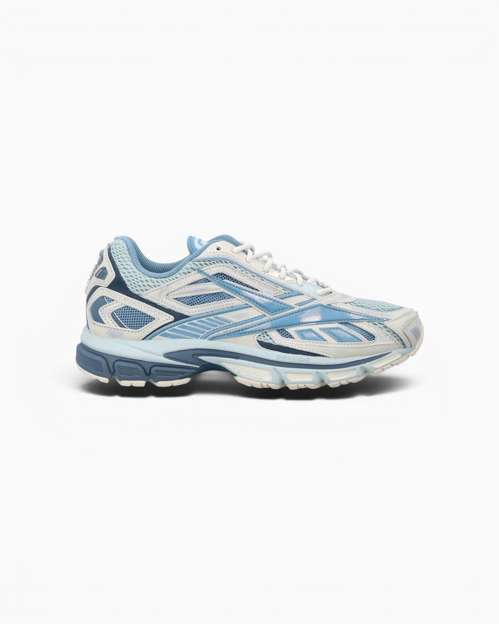 Basket Reebok Premier Road Ultra 950p bleue et blanche en mesh et synthétique au design rétro-futuriste chez Champ Libre