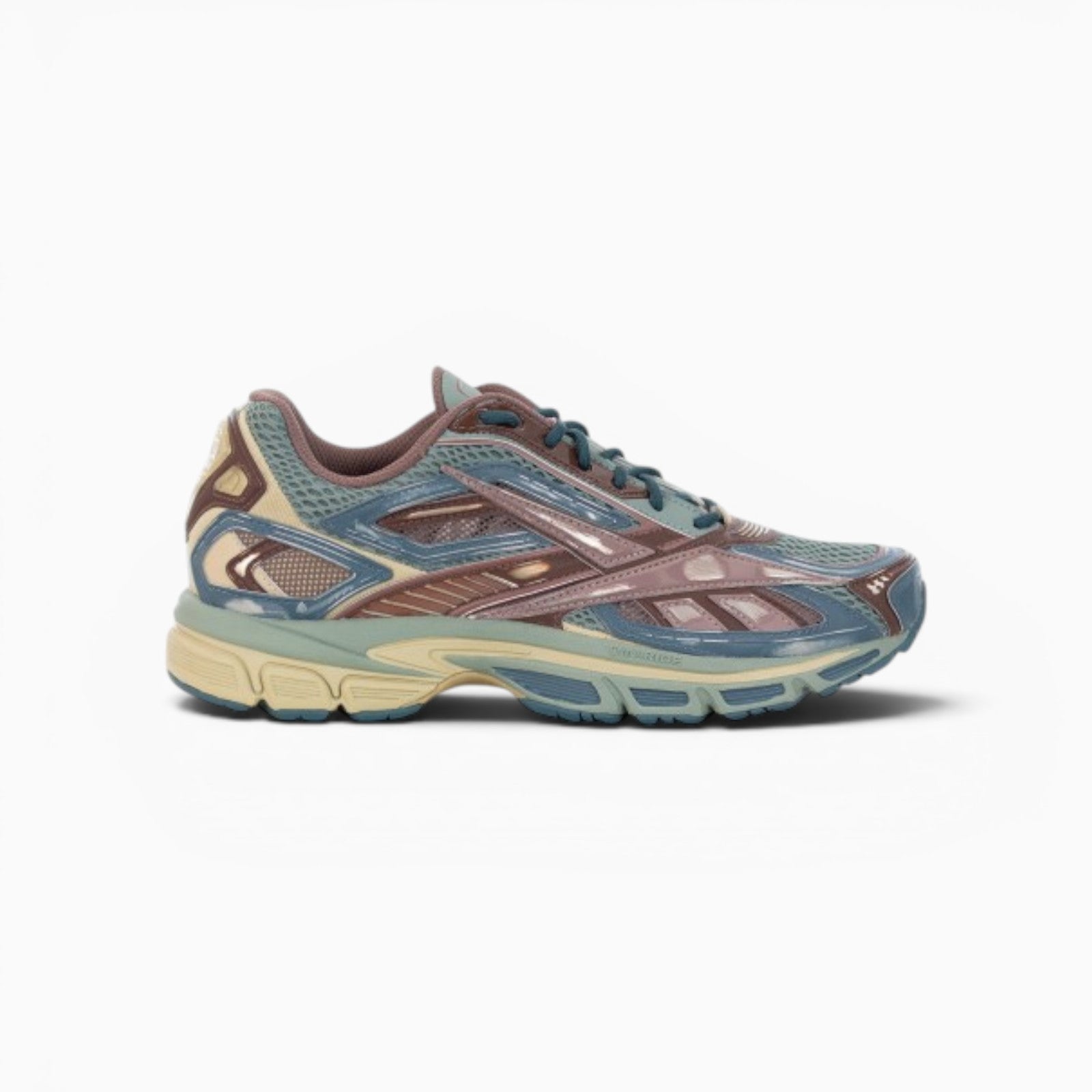 Basket Reebok Premier Road Ultra Champ Libre en mesh gris, cacao et bleu marine au design rétro-futuriste technique.