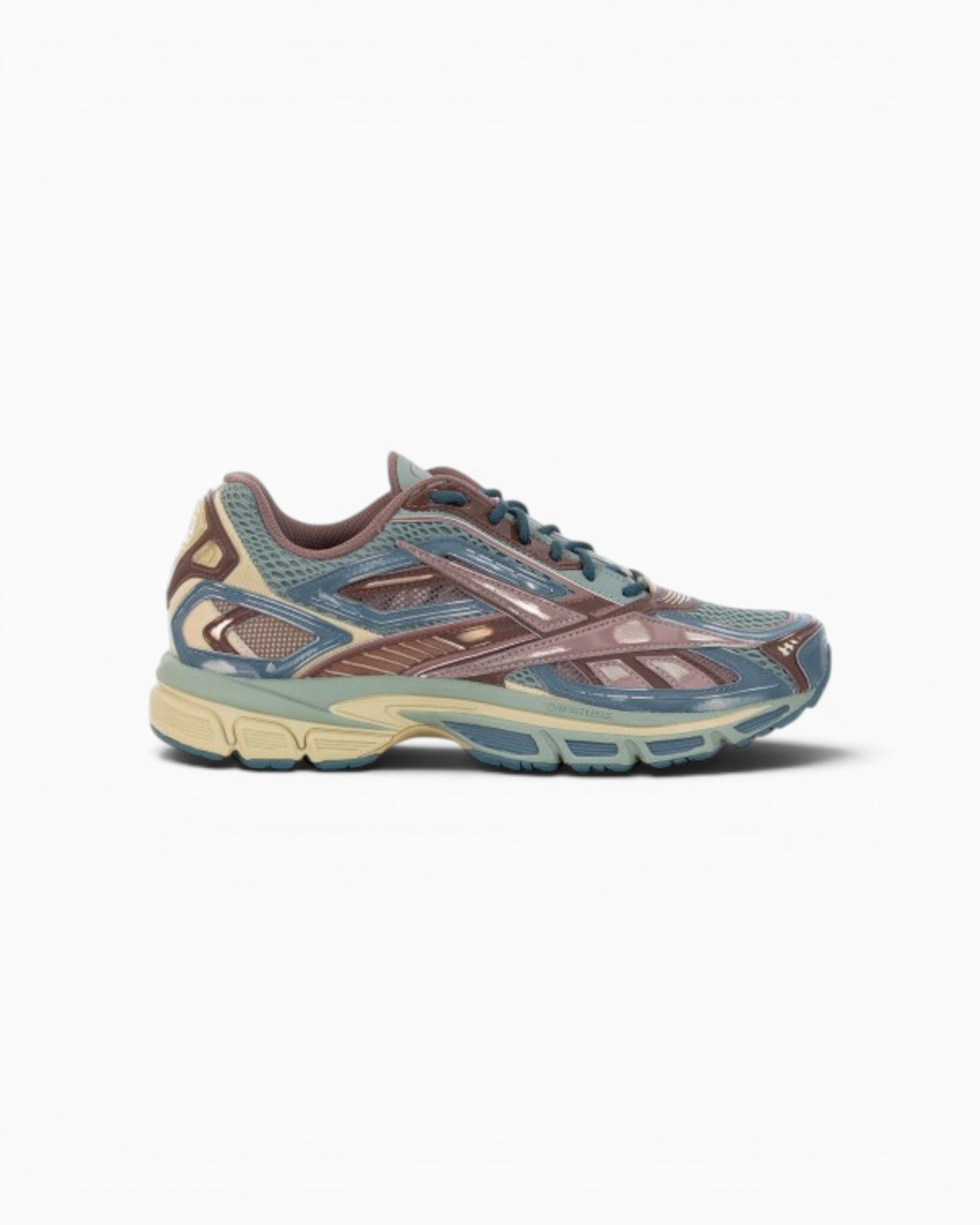 Basket Reebok Premier Road Ultra Champ Libre en mesh gris, cacao et bleu marine au design rétro-futuriste technique.