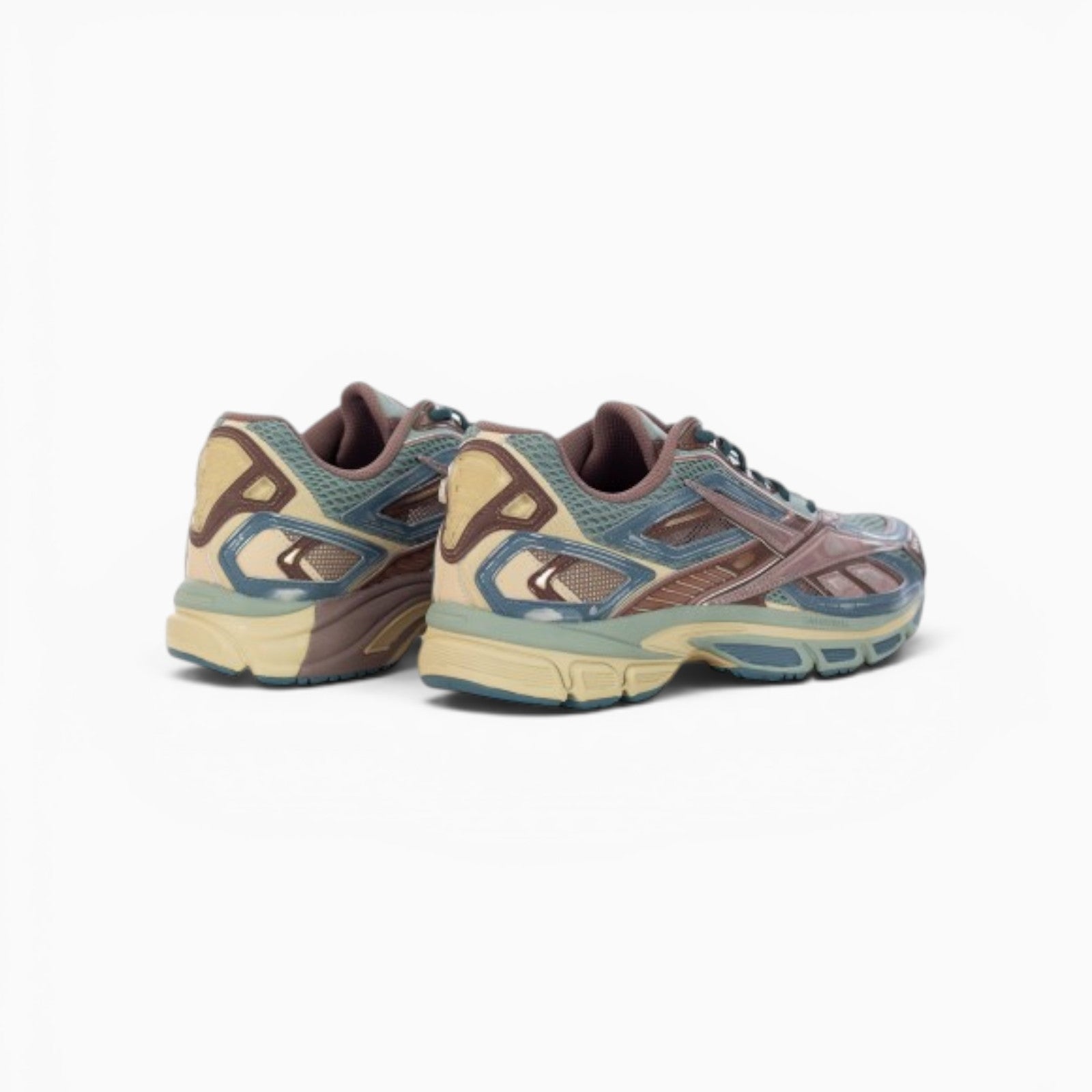 Baskets Reebok Premier Road Ultra chez Champ Libre, design rétro-futuriste en mesh gris, cacao et bleu nuit.