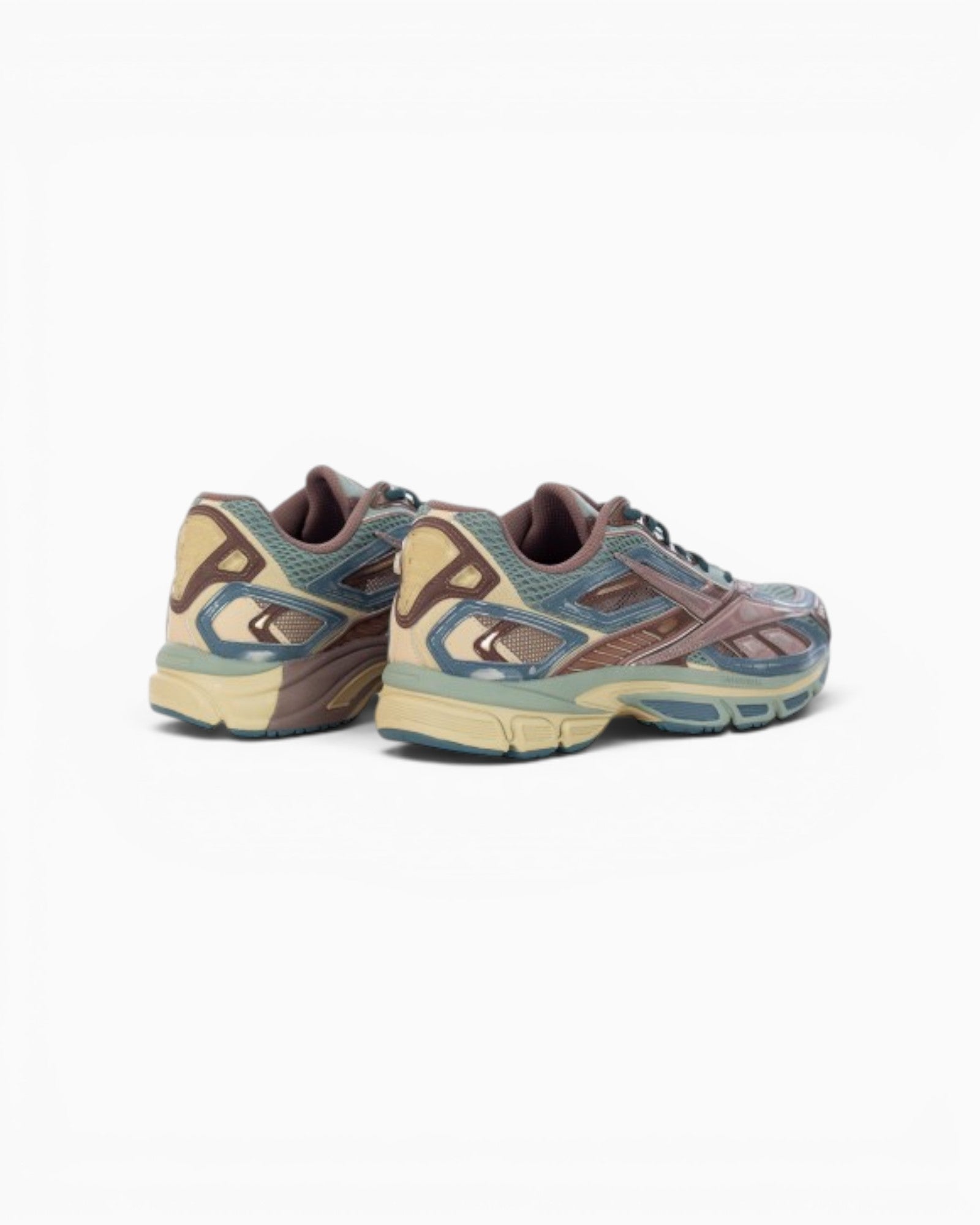 Baskets Reebok Premier Road Ultra chez Champ Libre, design rétro-futuriste en mesh gris, cacao et bleu nuit.